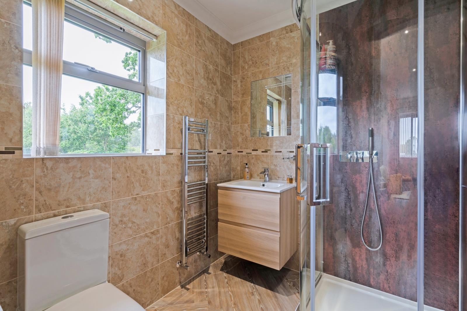 A BEDROOM 5 EN SUITE